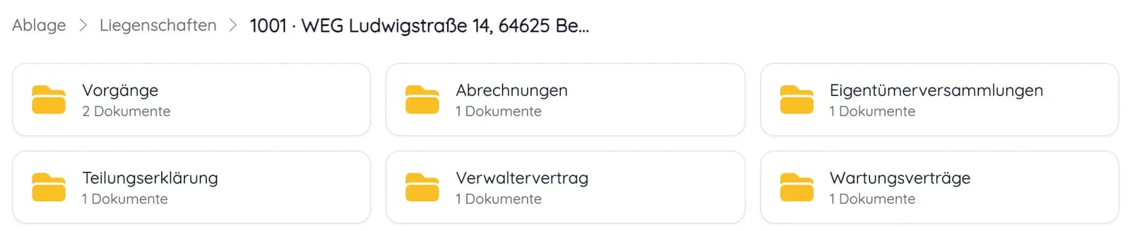 Ablage einer Liegenschaft mit Ordnern für Vorgänge, Abrechnungen, Eigentümerversammlungen, Teilungserklärung und Verwaltervertrag