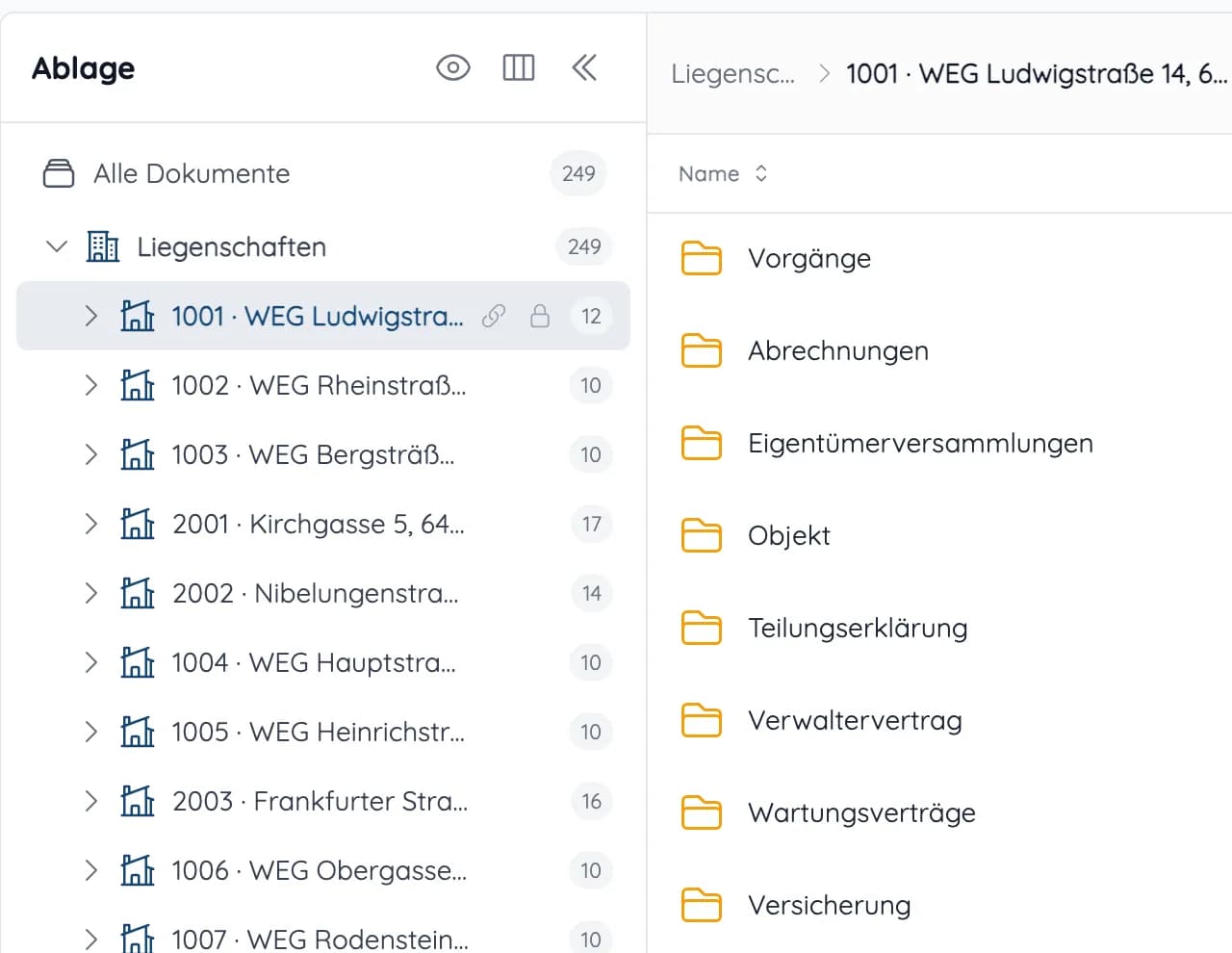 Ablage mit Liegenschaften links und Ordnern wie Vorgänge, Abrechnungen, Teilungserklärung und Versicherung