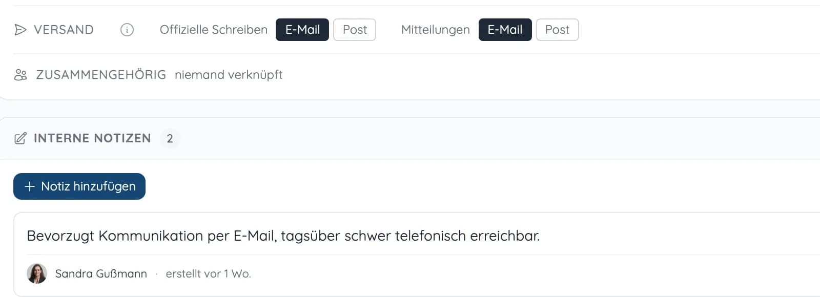 Versandeinstellungen eines Kontakts für offizielle Schreiben und Mitteilungen per E-Mail oder Post, darunter eine interne Notiz