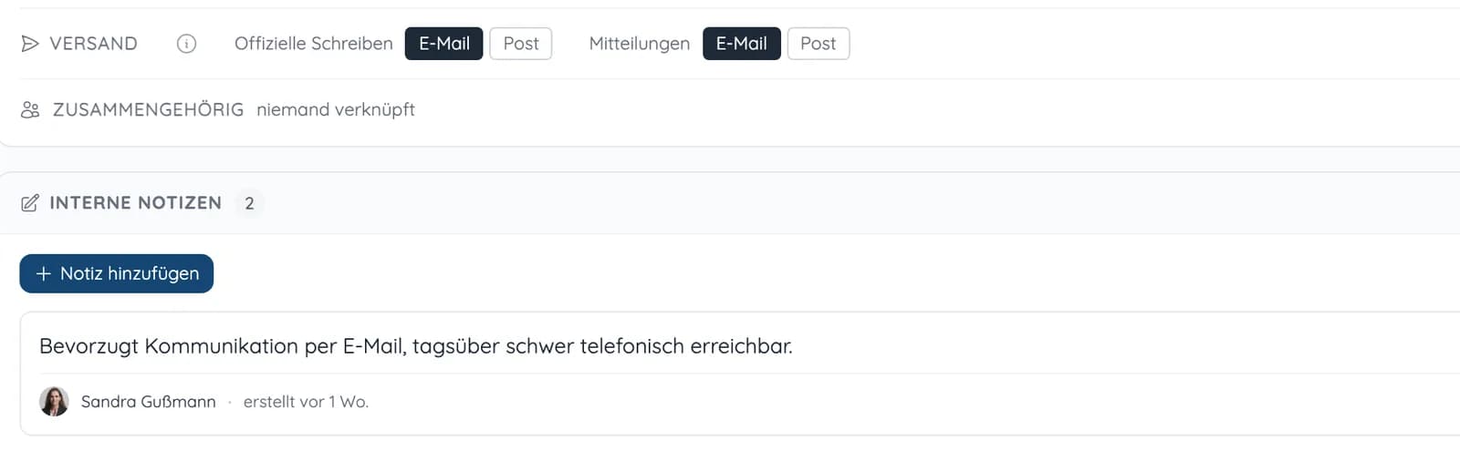 Kontakt mit Versandweg E-Mail oder Post für offizielle Schreiben und Mitteilungen und einer internen Notiz