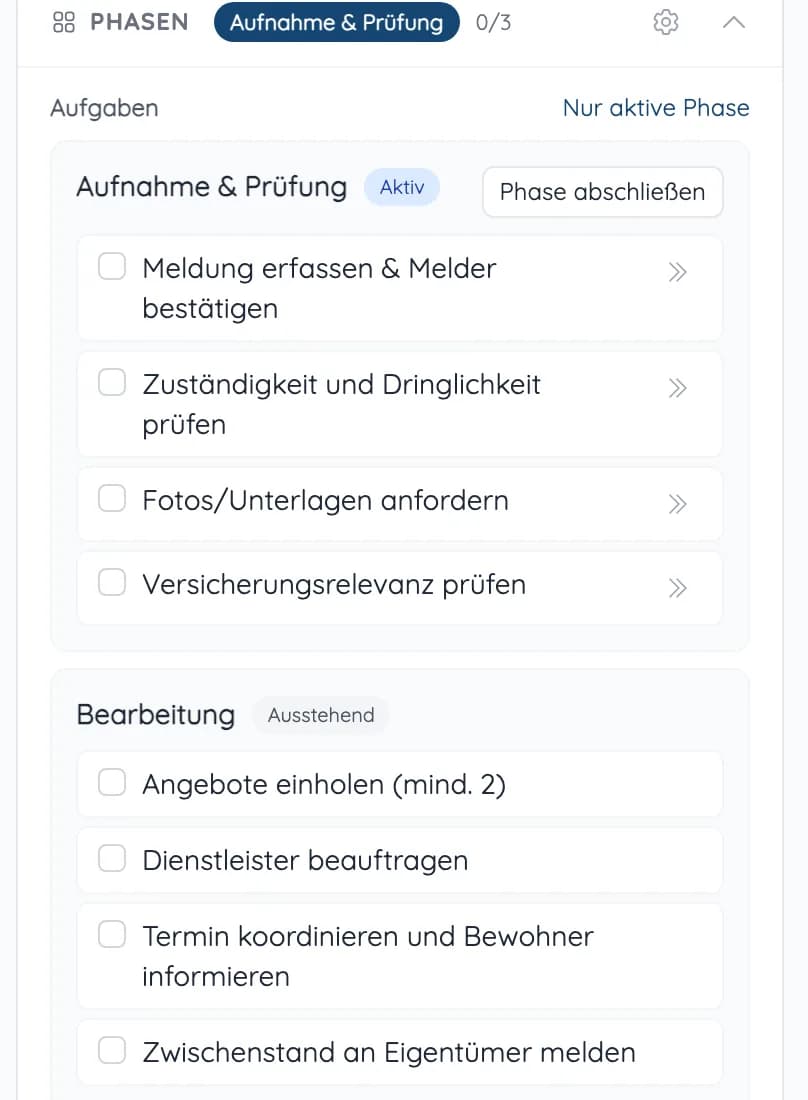 Phasen eines Schadensvorgangs mit Aufgaben wie „Meldung erfassen & Melder bestätigen“, „Versicherungsrelevanz prüfen“ und „Dienstleister beauftragen“