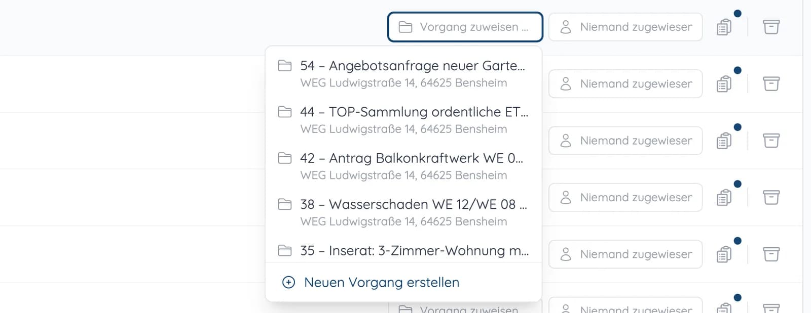 Anrufliste mit geöffneter Auswahl „Vorgang zuweisen“, Vorschlägen aus derselben Liegenschaft und „Neuen Vorgang erstellen“