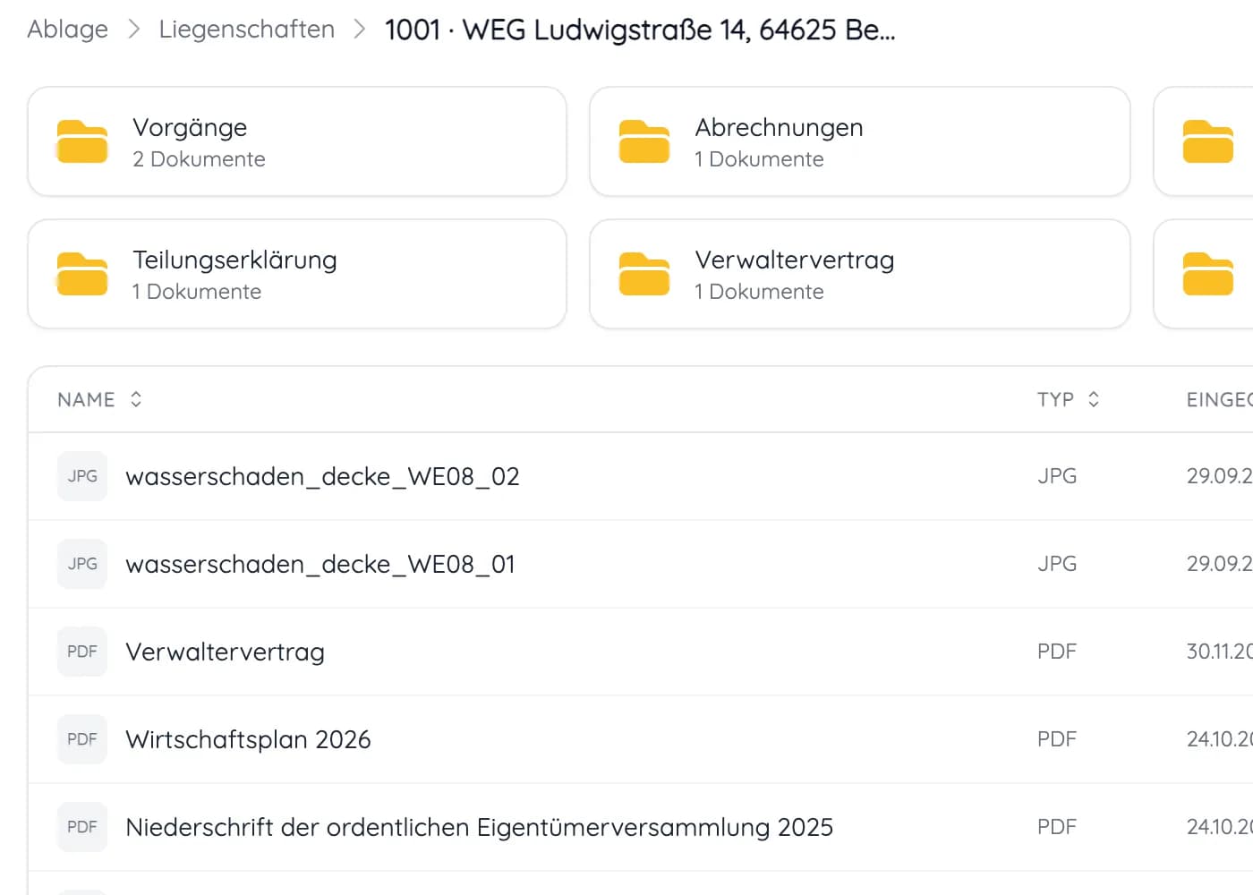 Ablage einer Liegenschaft mit Ordnern für Vorgänge, Abrechnungen, Eigentümerversammlungen und Verwaltervertrag