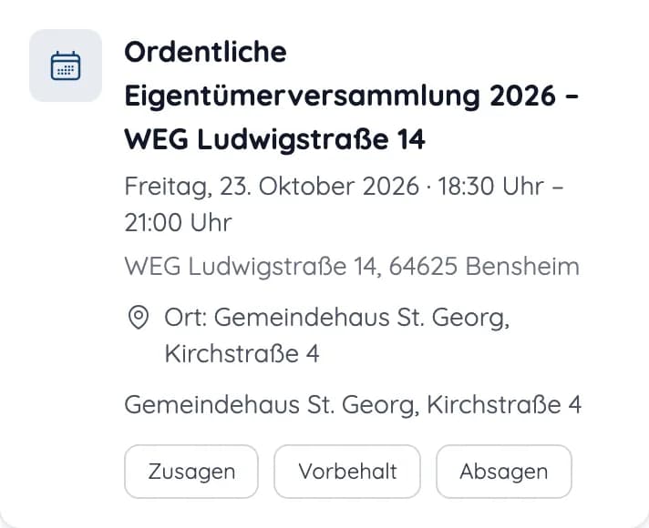 Einladung zur ordentlichen Eigentümerversammlung in der App mit Datum, Uhrzeit, Ort und den Knöpfen Zusagen, Vorbehalt und Absagen